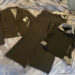 NWT cute classic black pant suit sz8 with matching shirt sweater S underneath